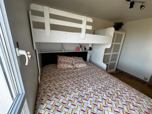 - une petite chambre avec des lits superposés dans l'établissement Appartement Familiale et équipée - Vue mer, à Port-de-Bouc