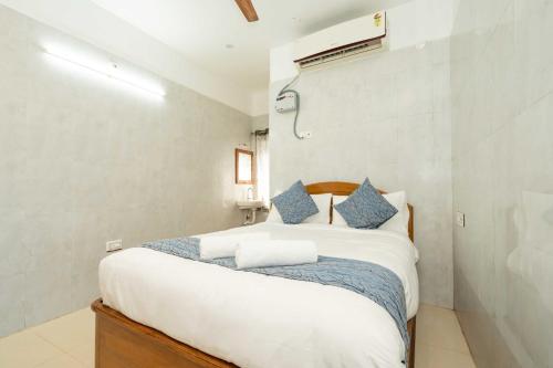 Postel nebo postele na pokoji v ubytování Hotel Arya Grand Rameswaram by Nimalan