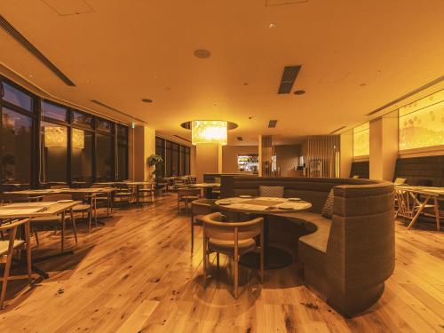 Ein Restaurant oder anderes Speiselokal in der Unterkunft Etajimasou Hotel & SPA Hiroshima 