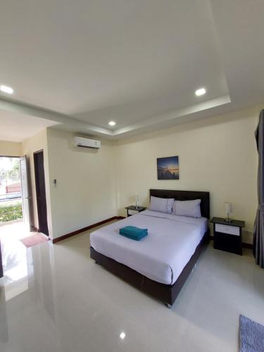 Ban Pak Nam Pak Duat的住宿－Loma Beach Resort，一间卧室,卧室内配有一张大床