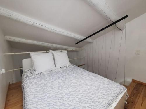 un lit avec deux oreillers dessus dans une chambre dans l'établissement Saint André bel appartement Avignon Intra muros 2 couchages, à Avignon