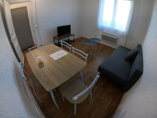 un soggiorno con tavolo, sedie e divano di 40m² totalement rénovés belle vue dégagée (102) a Villeneuve-Saint-Georges
