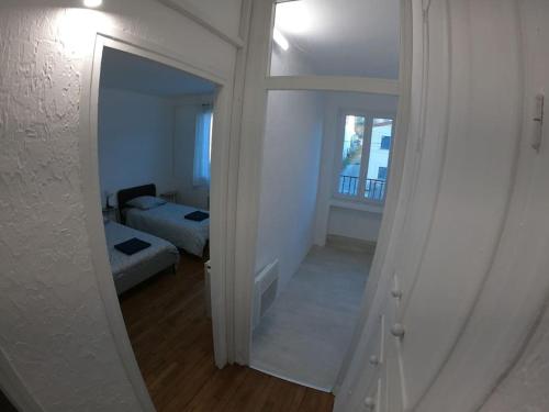 un corridoio con specchio e una camera con letto di 40m² totalement rénovés belle vue dégagée (102) a Villeneuve-Saint-Georges