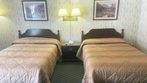 una habitación de hotel con 2 camas en una habitación en Pleasant Valley Motel West Stockbridge, en West Stockbridge