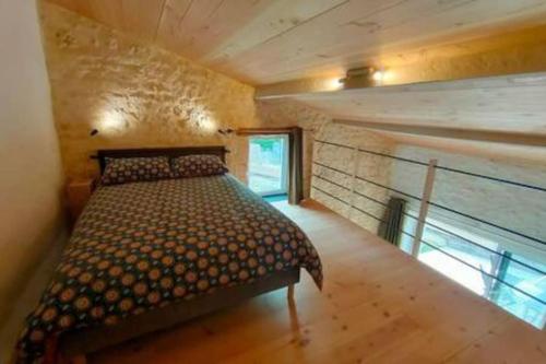 une chambre avec un lit dans une petite pièce dans l'établissement La Chabourne des remparts, à Saint-Simeux