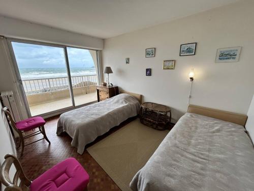 une chambre avec deux lits et une vue sur l'océan dans l'établissement 430 - Appartement T2 vue mer, depuis toutes les pièces, à Caroual