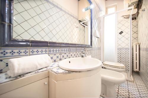 ルッカにあるSuite nell'Anfiteatro Romanoのバスルーム(洗面台、トイレ付)