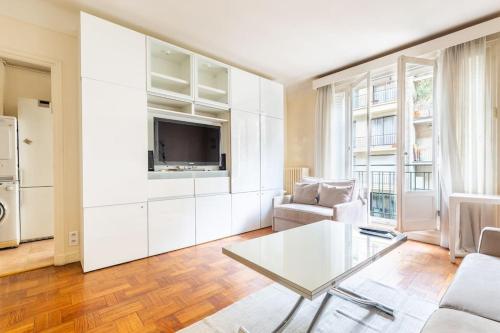 un salon avec une table et une télévision dans l'établissement Studio#Porte Dauphine#Avenue Foch#2pers., à Paris