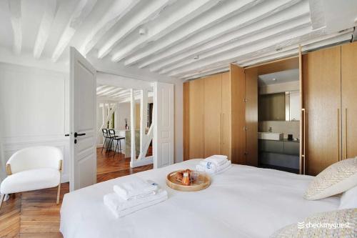 - une chambre avec un lit blanc et un bol dans l'établissement Wonderful apartment 3bedr Saint Honoré, à Paris