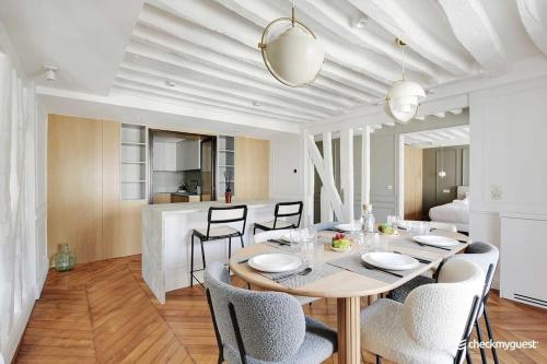 une salle à manger et une cuisine avec une table et des chaises dans l'établissement Wonderful apartment 3bedr Saint Honoré, à Paris