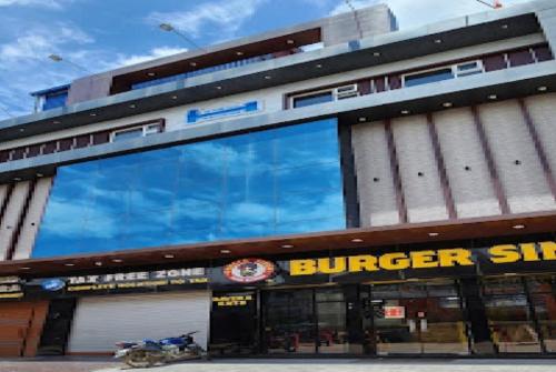 Um edifício com um sinal de Burger King à frente. em Grand Savera Hotel & Banquet Bihar em Saharsa