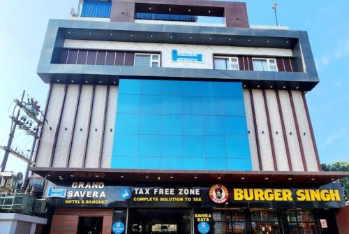 Um edifício com um sinal de Cingapura em frente. em Grand Savera Hotel & Banquet Bihar em Saharsa