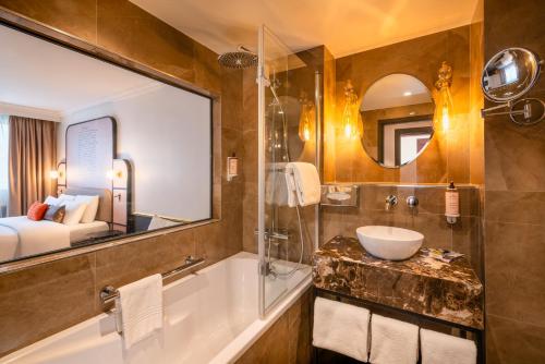 Ένα μπάνιο στο Mercure Versailles Paris Ouest