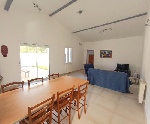 ein Wohnzimmer mit einem Holztisch und Stühlen in der Unterkunft Beautiful house near the beach, 4 bedrooms in Bidart