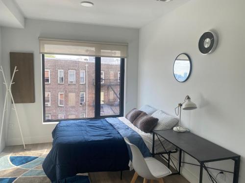 a bedroom with a bed and a desk and a window at Cozy apt with great city view in Union City