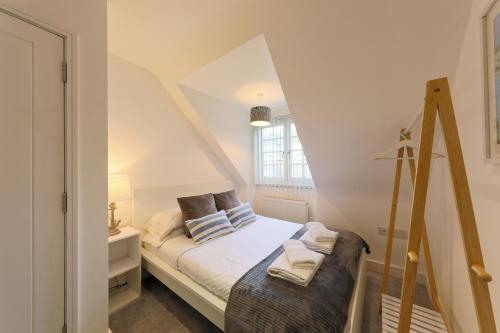 a small bedroom with a bed and a window at Hythe Townhouse Retreat in Kent