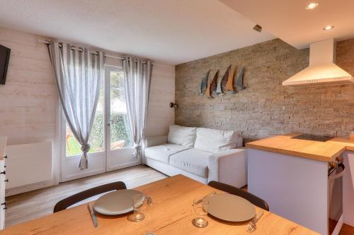 un salon avec une table et un canapé dans l'établissement Séjour à Arzon à deux pas du Port du Crouesty, à Arzon