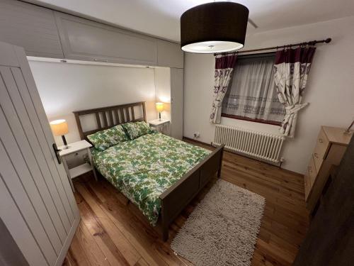 ein kleines Schlafzimmer mit einem Bett und einem Fenster in der Unterkunft Specious 2 x double bedroom flat in London E18 in London