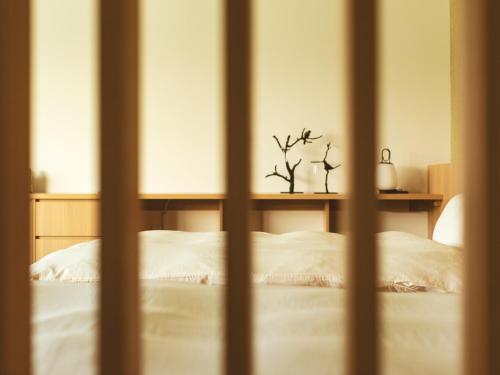 Ein Bett oder Betten in einem Zimmer der Unterkunft Etajimasou Hotel & SPA Hiroshima