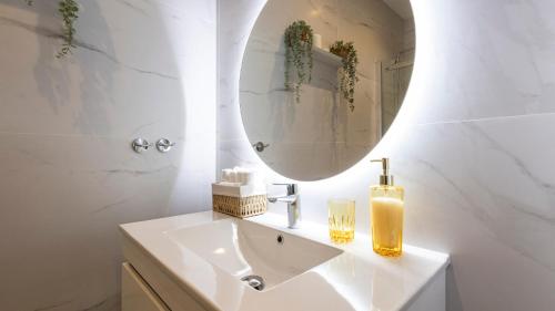 Bilik mandi di Skyline Lofts by LovelyStay