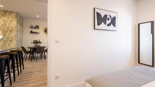 Ruang duduk di Skyline Lofts by LovelyStay