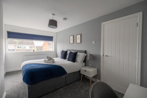 um quarto com uma cama grande e uma janela em Woodham House By Horizon Stays em Stockton-on-Tees