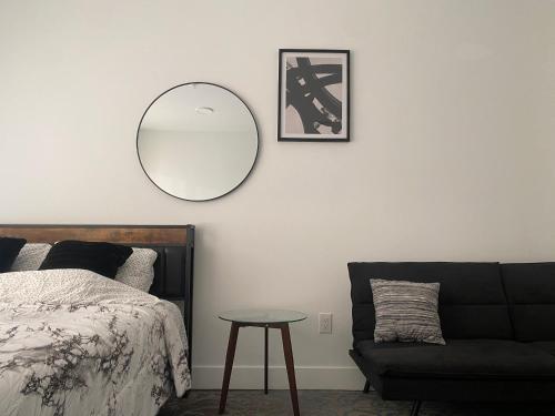 a bedroom with a bed and a mirror and a couch at Cozy apt with great city view in Union City