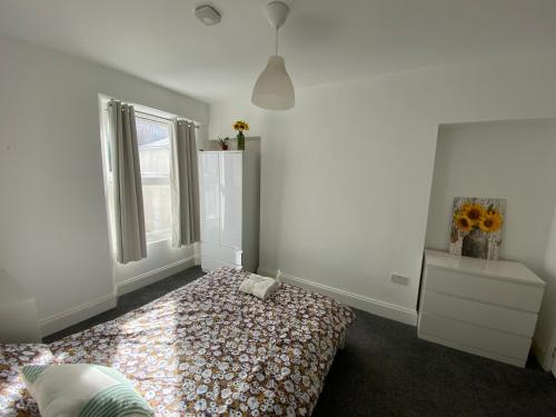 biały pokój z łóżkiem i oknem w obiekcie The Sunflower En-suite Room w mieście Plymouth