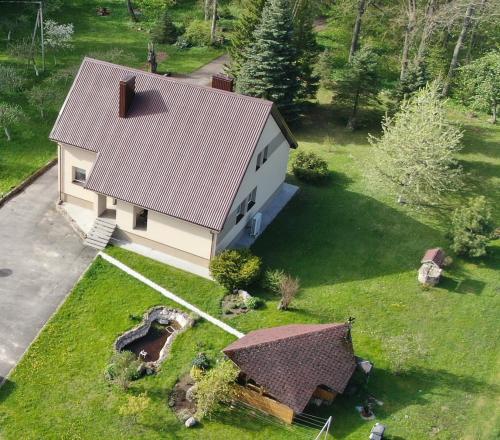 una vista aérea de una casa con patio en Sodyba Žuvalsa 