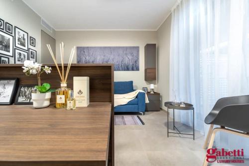 sala de estar con sofá azul y mesa en Stilicone 15 - Luxury apt 3D, en Milán