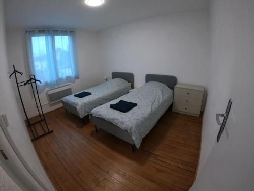 Zimmer mit 2 Betten, einem Sofa und einem Fenster in der Unterkunft 40m² totalement rénovés belle vue dégagée (301) in Villeneuve-Saint-Georges