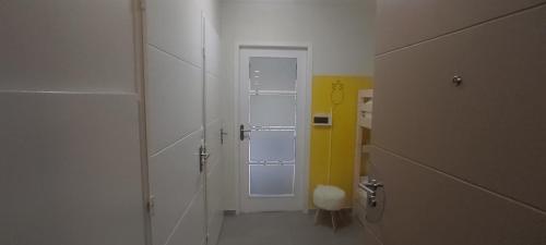La salle de bains est pourvue d'une douche à l'italienne et d'une porte. dans l'établissement La rose des vents, à Wimereux