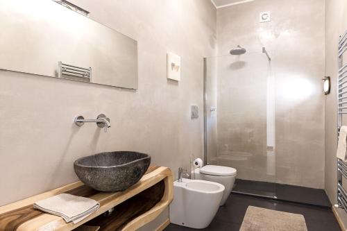 サン・バルトロメーオ・アル・マーレにあるCasa delle Zagareのバスルーム(洗面台、トイレ、シャワー付)