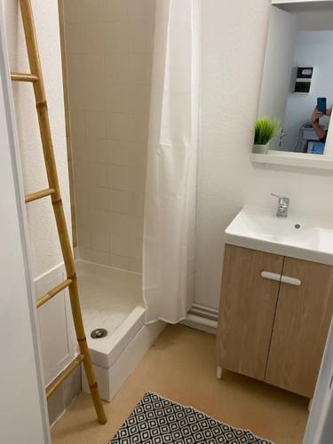 une salle de bain avec une douche, des toilettes et un lavabo dans l'établissement Les Baigneuses Pontaillac T2 jardin piscine, à Vaux-sur-Mer