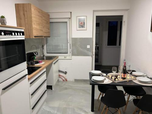a small kitchen with a table and chairs in it at Appartement complet moderne in Saint-Louis