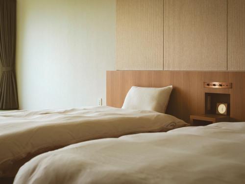 Ein Bett oder Betten in einem Zimmer der Unterkunft Etajimasou Hotel & SPA Hiroshima
