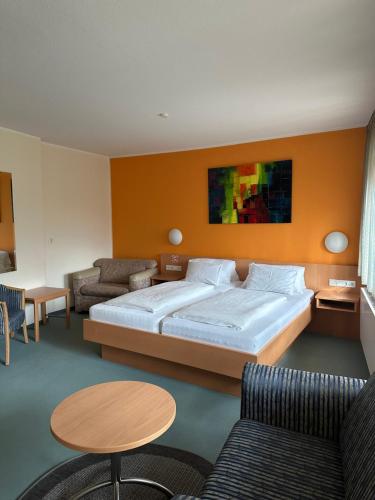 een hotelkamer met een bed en een tafel bij Hotel-Restaurant Schraeder in Greven