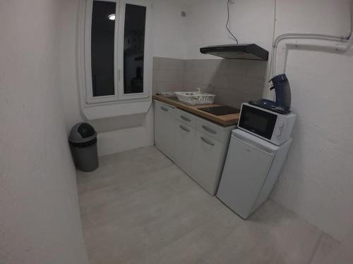 una piccola cucina con lavandino e forno a microonde di 40m² totalement rénovés belle vue dégagée (302) a Villeneuve-Saint-Georges