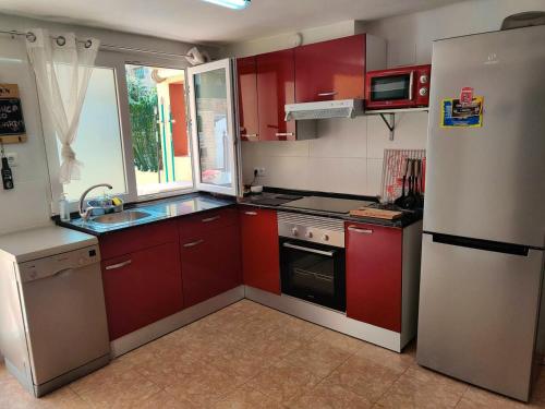A kitchen or kitchenette at 2 bedrooms property at La Pobla de Farnals 700 m away from the beach with shared pool terrace and wifi
