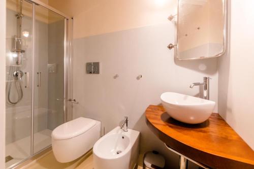 een badkamer met een wastafel, een toilet en een douche bij Le Tre Caravelle in SantʼAntìoco