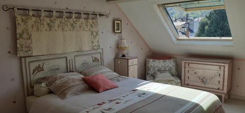 una camera con un grande letto e una finestra di Résidence Costallat a Bagnères-de-Bigorre
