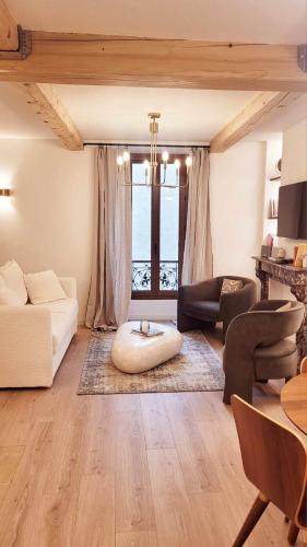 a living room with a couch and a table at Verdon - Appartement d'Architecte in Comps-sur-Artuby