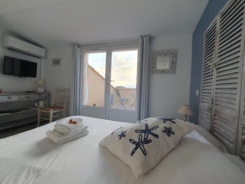 Ένα ή περισσότερα κρεβάτια σε δωμάτιο στο Hôtel Les Calanques