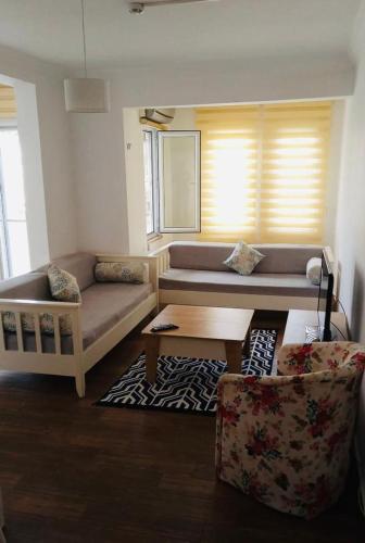 - un salon avec un canapé et une table dans l'établissement Terrasuit, à Antalya