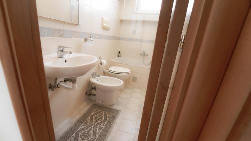 a bathroom with a sink and a toilet at Casa nel borgo dei gatti in Cetara