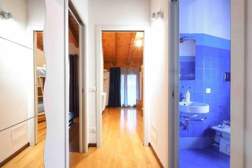 La salle de bains bleue est pourvue d'un lavabo et de toilettes. dans l'établissement Trescore Balneario Bus 500m 8Posti Wi-Fi Checkin24h, à Bergame