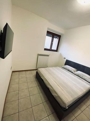 1 dormitorio con 1 cama y TV en Casa Milano, Como, Varese, en Cislago