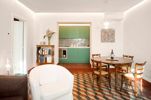 a living room with a table and a kitchen at Residenza Ca De Frati in Arezzo