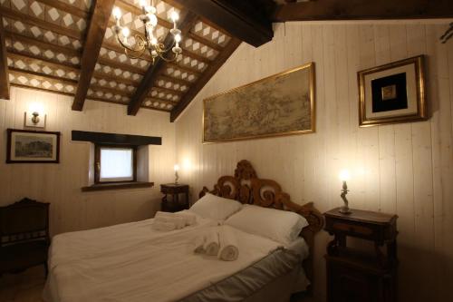 ein Schlafzimmer mit einem Bett mit zwei Schuhen drauf in der Unterkunft Golden spur cottage in Pulfero