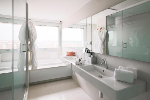 Ванная комната в voco Madrid Retiro by IHG